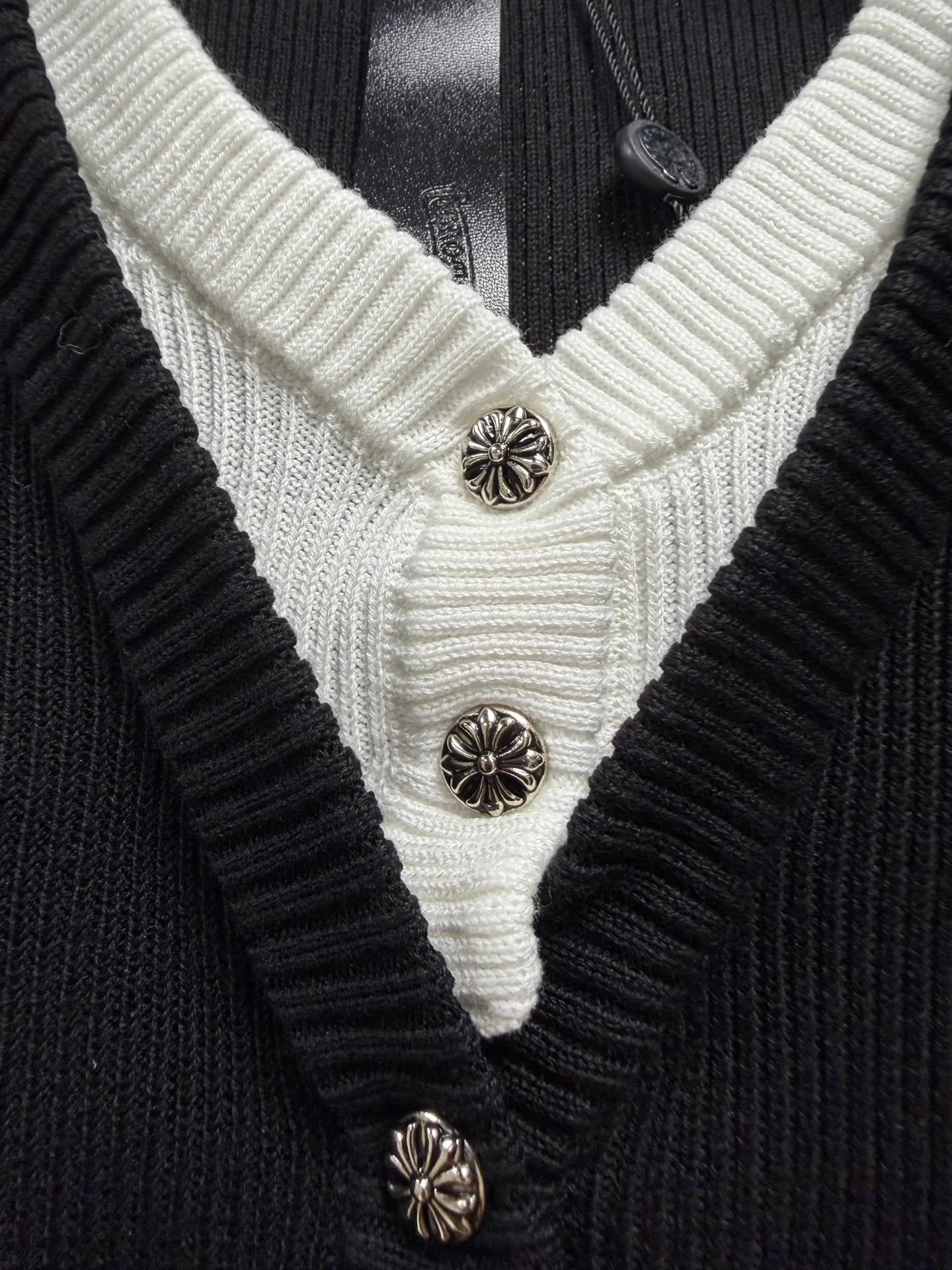CH New Arrival Black V ， ， ， 💯 ， ， Breathable， OK， White ， get & ，Versatile ～ Size：S M L